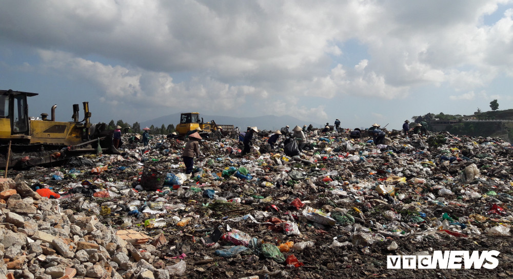 Phan nguoi ‘boi rac tim com’ tai bai rac lon nhat Da Nang-Hinh-2