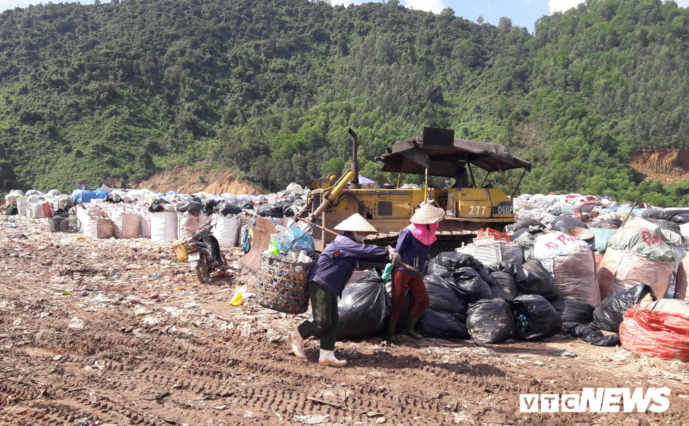 Phan nguoi ‘boi rac tim com’ tai bai rac lon nhat Da Nang-Hinh-3
