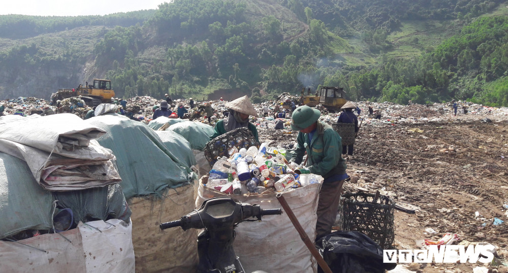Phan nguoi ‘boi rac tim com’ tai bai rac lon nhat Da Nang
