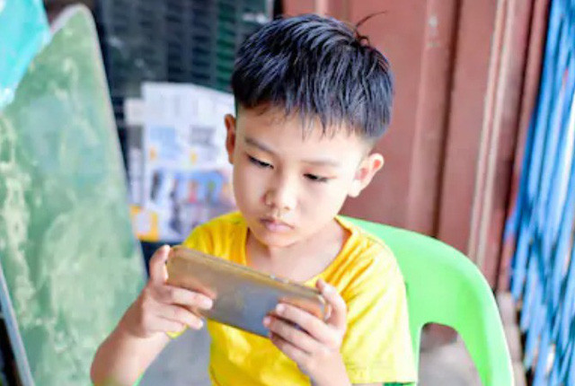 Cau be 10 tuoi bat ngo bi... lac sau khi choi dien thoai suot ky nghi he