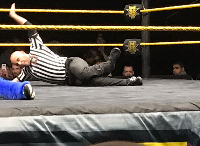 Trong tai WWE gay chan van co gang hoan thanh tran dau