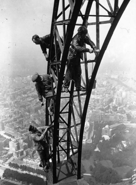 Các công nhân xây dựng tháp Eiffel năm 1932./.