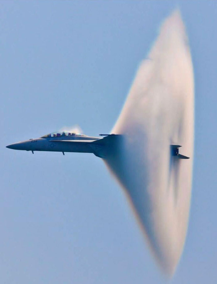 Khoảnh khắc F-18 Super Hornet phá vỡ tường âm thanh. Đây là hiện tượng khi một vật thể di chuyển vượt qua ngưỡng 1.236 km/h với tiếng nổ chói tai cùng với một “làn mây nhỏ” bao quanh vật thể đó.