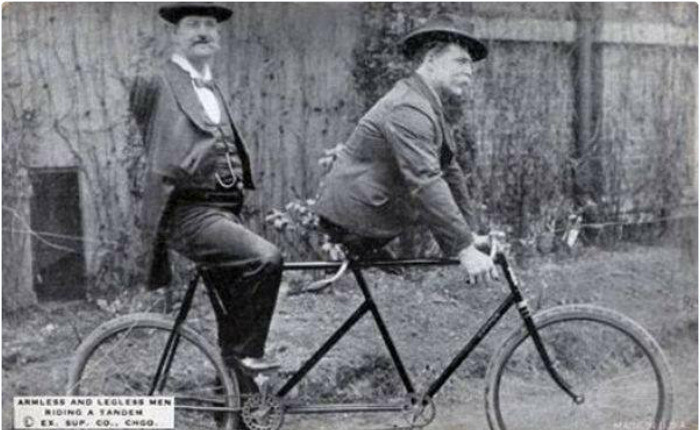 Charles B.Tripp - người đàn ông không có tay và Eli Bowen - người đàn ông không có chân lái một chiếc xe đạp đôi vào những năm 1890.
