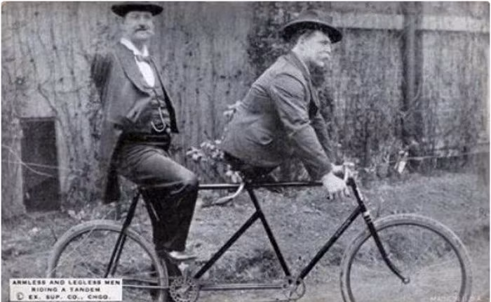 Charles B.Tripp - người đàn ông không có tay và Eli Bowen - người đàn ông không có chân lái một chiếc xe đạp đôi vào những năm 1890.