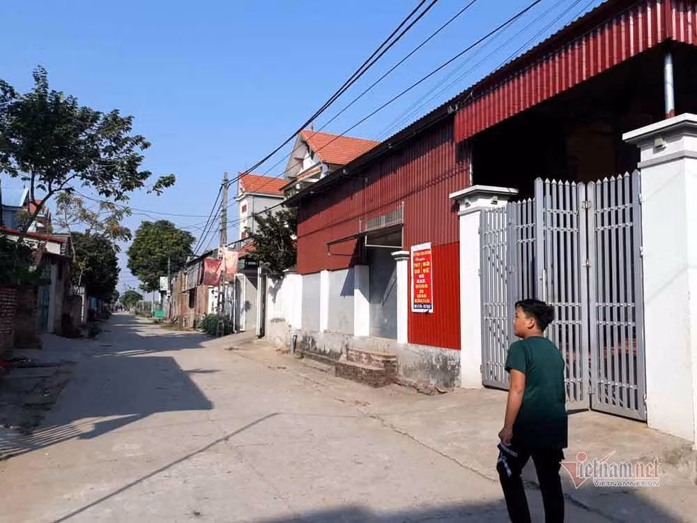 Ngoi lang san sat nha tien ty, nong dan xuat ngoai nhu di cho