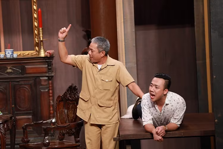 Với Trấn Thành, nghệ sĩ Trung Dân là bậc đàn cha, đàn chú trong nghề mà anh vô cùng trân trọng. Ông xã Hari Won không ngần ngại ca ngợi Trung Dân là ngọn lửa, là nghệ sĩ lớn nhất trong lòng mình.