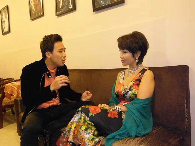 Trấn Thành hâm mộ Khánh Hà từ khi anh chưa quá nổi tiếng. Những đêm nhạc của ngôi sao hải ngoại thường có một khán giả trung thành - chính là ông xã Hari Won.