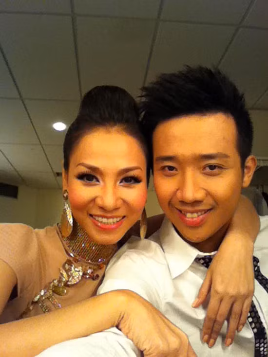 Được Trấn Thành hết lòng ngưỡng mộ còn có nữ ca sĩ Thu Minh, đã khoảng 20 năm qua. Danh hài từng bộc bạch: “Đây không chỉ là một người chị rất thương mà là một idol của tôi nữa. Còn nhớ những ngày đầu khi chỉ là một cậu sinh viên chân ướt chân ráo bước chân vào nghệ thuật, tôi cứ lẻn ra phía sau hậu trường của các phòng trà để nghe chị Thu Minh hát”.