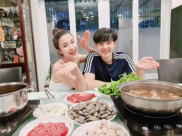 Hau trang mat, Dong Nhi gay bat ngo ve quan he voi gia dinh chong