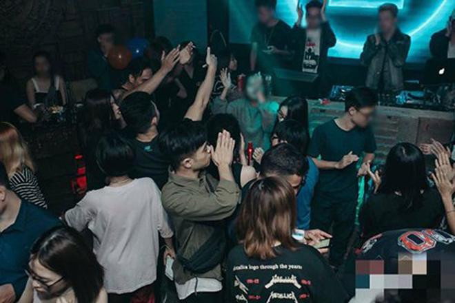 Một số bạn trẻ đi bar rất sang chảnh nhưng lại “bùng tiền”.