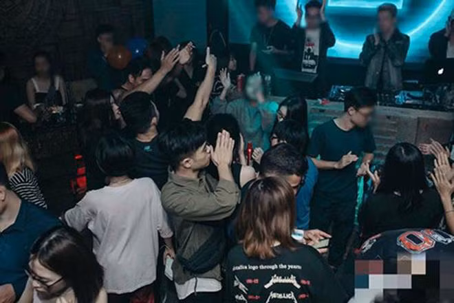 Một số bạn trẻ đi bar rất sang chảnh nhưng lại “bùng tiền”.