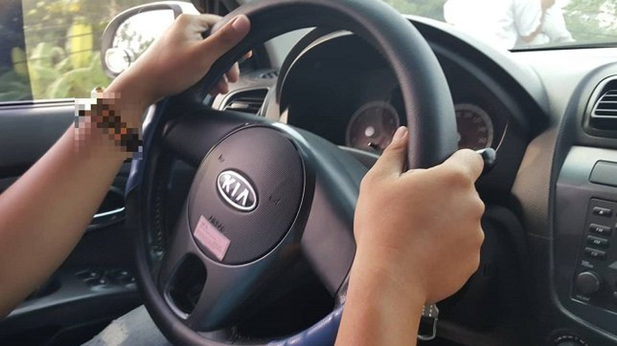 Vo nga quy phat hien dau chong va ban than ngoai tinh tren o to