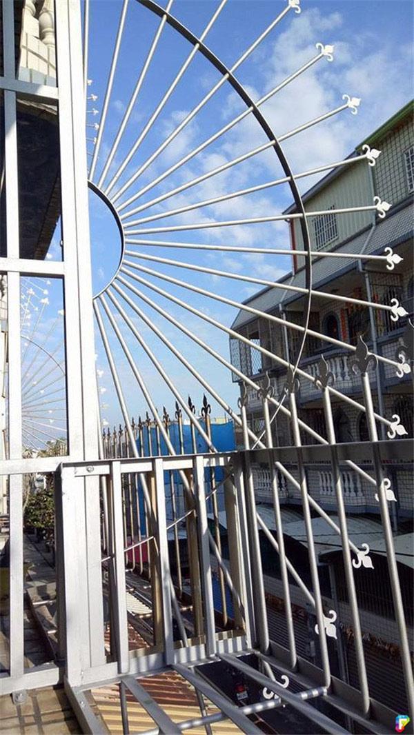 Chúng ta có thể dễ dàng bắt gặp những thiết kế khung sắt có hình vòng cung với nhiều đầu nhọn chĩa ra như mặt trời ở các khu nhà tập thể cao tầng hay chung cư có ban công.