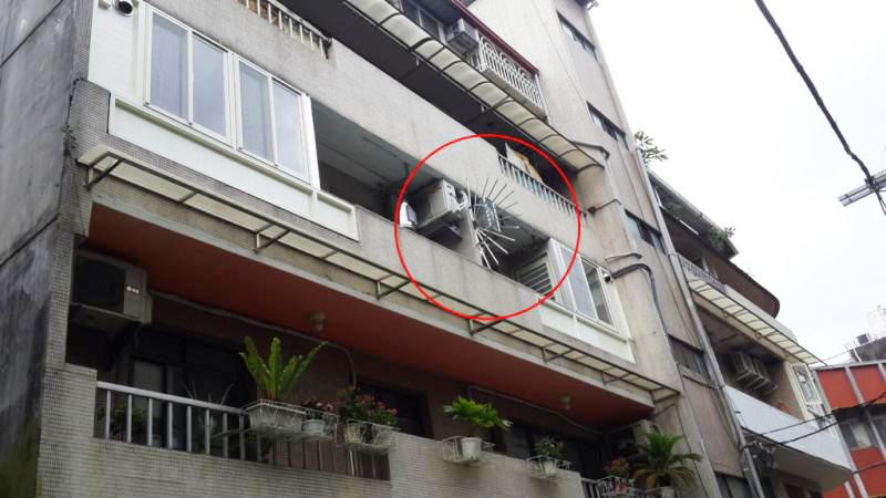 Theo giải thích của nhiều thợ làm sắt có kinh nghiệm lâu năm, khung sắt hình vòng cung có thanh kiếm nhọn này còn có tên gọi khác là "Thái dương hoa" vì hình dáng giống như mặt trời, và công dụng thực sự của chúng là để chống trộm.