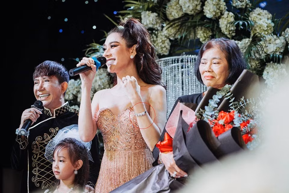 Lam Khanh Chi tim lai duoc vong tay 5 ty bi mat nho nguoi bat ngo