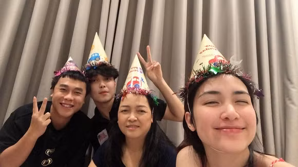 Hoa Minzy tang qua sinh nhat khung cho me ruot