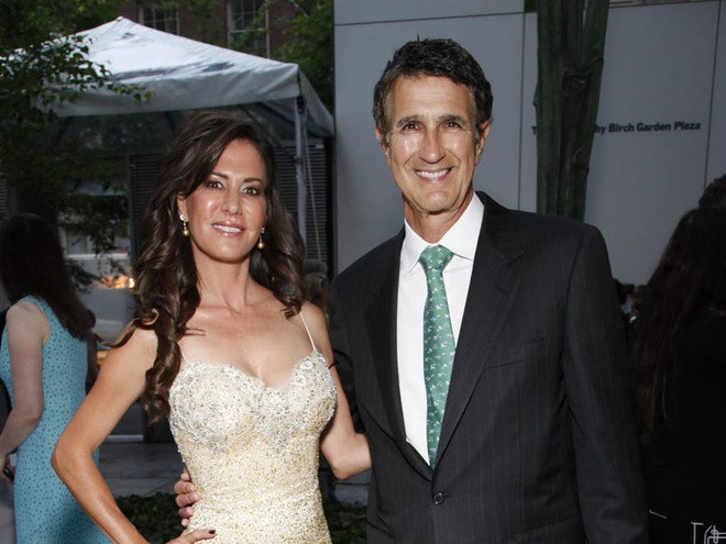 Charles Brandes là người điều hành Brandes Investment Partners - công ty quản lý đầu tư có trụ sở tại San Diego được ông thành lập năm 1974. Vào thời kỳ đỉnh cao, công ty có giá trị lên tới 100 tỷ USD. Tuy nhiên, Forbes cho biết hiện tại nó chỉ còn ở mức 31 tỷ USD. Phần lớn tài sản của tỷ phú 76 tuổi đến từ cổ phần của ông trong công ty, vào khoảng 1,2 tỷ USD trong năm 2018. Ông cũng bị rớt khỏi danh sách các tỷ phú USD thế giới ngay trong quý đầu tiên của năm 2019. Ảnh: WILL RAGOZZINO/Patrick McMullan via Getty Images.