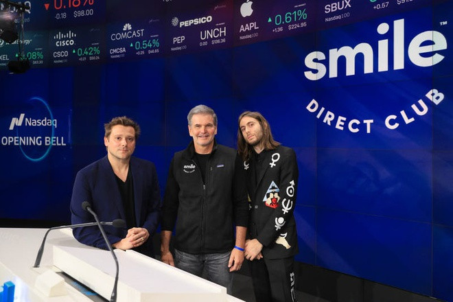 Sau thành công từ đợt IPO tháng 9 của công ty SmileDirectClub, mỗi nhà đồng sáng lập Katzman và Fenkell đã sở hữu gần một phần tư cổ phần loại B của công ty và trở thành tỷ phú. Tuy nhiên, cổ phiếu tháng 10 của SmileDirectClub bất ngờ giảm 60% và cướp đi danh hiệu tỷ phú của cặp đôi này. Theo Forbes, tài sản của CEO David Katzman tính đến tháng 10 là 970 triệu USD, trong khi con số này đối với Alex Fenkell là 700 triệu USD. Ảnh: Courtesy Nasdaq.