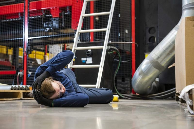 Chấn thương: Cơn đau sau chấn thương sẽ dần biến mất ở người bình thường; nhưng đối với người bị thoát vị đĩa đệm, không những cơn đau này kéo dài, mà còn đi kèm với sưng phù và các triệu chứng thoát vị nặng hơn.