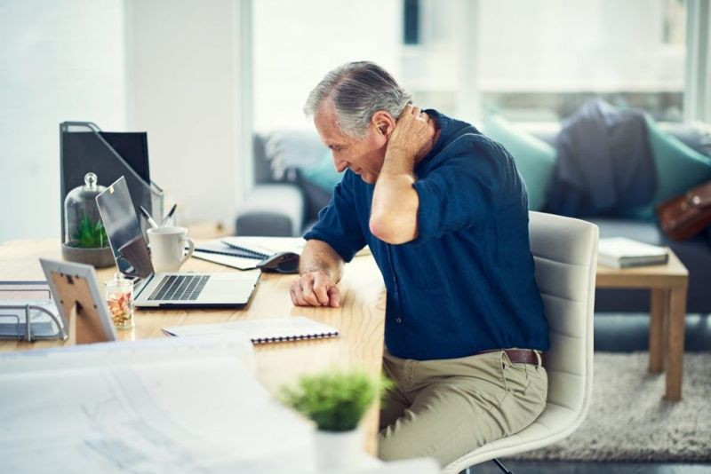 Đau cổ hoặc cánh tay: Nếu đĩa đệm bị thoát vị nằm ở khu vực cổ, người bệnh sẽ gặp cơn đau bắt đầu với cảm giác đơ cứng cổ, rồi lan dần ra vai, cánh tay và bàn tay. Khi đĩa đệm cổ mất đi dịch nhầy, chúng sẽ trở nên khô và kém linh hoạt. Các động tác đơn giản như quay đầu cũng có thể gây đau đớn.