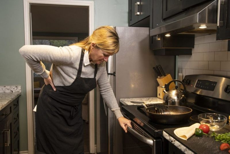 Đau dai dẳng hoặc đau ngắt quãng: Cơn đau do thoát vị đĩa đệm có thể kéo dài vài ngày hoặc vài tháng. Đôi lúc cơn đau có thể âm ỉ, nhưng cũng có lúc trở nên dữ dội. Cổ và lưng dưới là hai khu vực dễ bị ảnh hưởng nhất.