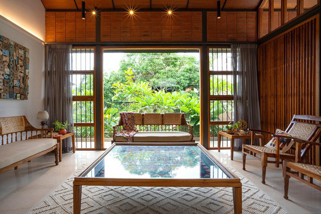 Bàn nước, ghế sofa thấp không cản đường đi của ánh sáng.