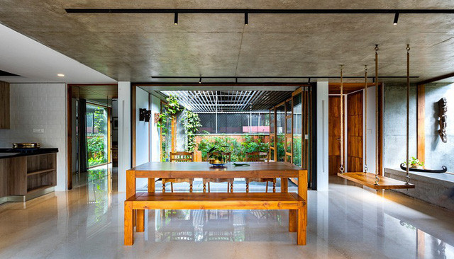 Sàn nhà ốp đá sáng bóng, làm nổi bật đồ nội thất bằng gỗ bên trên.