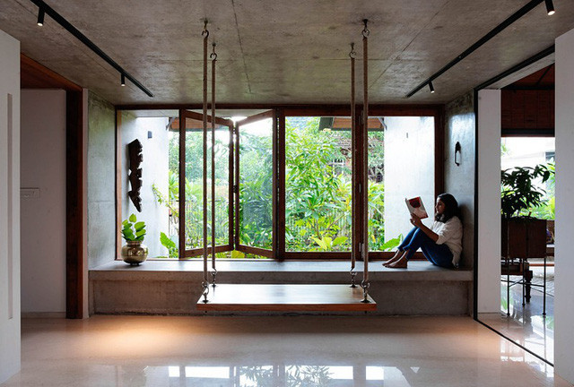 Một chiếc xích đu đặt ngay cạnh bàn ăn mang đến không gian thư giãn tuyệt đẹp.