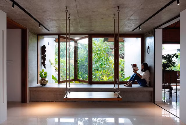 Một chiếc xích đu đặt ngay cạnh bàn ăn mang đến không gian thư giãn tuyệt đẹp.