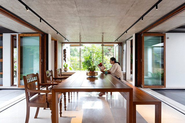 Bộ bàn ghế ăn rộng rãi có thể dùng làm bàn làm việc hay đọc sách.