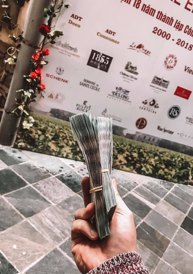 Tuy nhiên cũng có người lắc đầu ngao ngán khi không có thưởng Tết. "Năm nay mình chuyển việc cuối năm nên chẳng có thưởng Tết. Đành đợi năm sau vậy. Lâu lắm rồi mới có cái Tết không đồng thưởng Tết, chi tiêu rồi cũng đủ", có người bình luận.