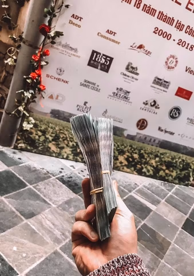 Tuy nhiên cũng có người lắc đầu ngao ngán khi không có thưởng Tết. "Năm nay mình chuyển việc cuối năm nên chẳng có thưởng Tết. Đành đợi năm sau vậy. Lâu lắm rồi mới có cái Tết không đồng thưởng Tết, chi tiêu rồi cũng đủ", có người bình luận.