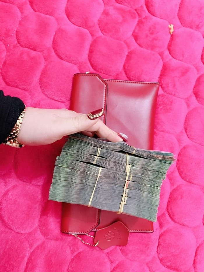 Có người nói: "Thưởng Tết của mình là từ chồng. Chồng mình nhận xong mấy chục triêu đưa về cho vợ cất ngay. Nhưng đâu có cất gì được, hôm sau đã đưa đi mua sắm hàng hóa Tết rồi tính biếu cả 2 bên, chắc chỉ còn vài triệu".