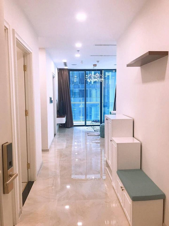 So với căn hộ cao cấp cũ thì không gian sống mới của Á hậu Thái Mỹ Linh đơn giản hơn rất nhiều. Căn chung cư có tông màu trắng là chủ đạo và đồ nội thất cũng rất đơn giản.