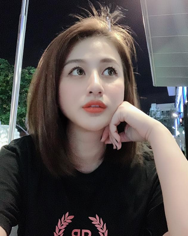 Người đẹp chuyển nhà mới vì căn hộ cũ có nhiều kỉ niệm buồn không thoát ra được.