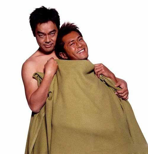 Tuy nhiên, những bức hình này lại hoàn toàn không khiến khán giả cảm thấy khó chịu. Cộng đồng mạng thậm chí còn để lại nhiều bình luận hài hước về cặp đôi: “Tôi kịch liệt phản đối cuộc hôn nhân này” hay “Nhìn thế nào đi nữa cũng không giống một cặp đôi”, “Trông đều đen như nhau”.