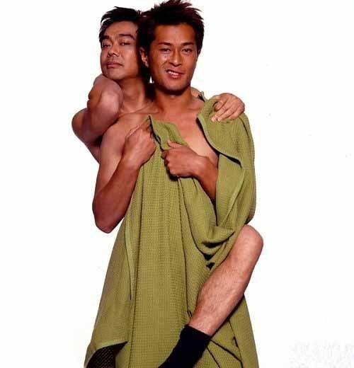 Có thể thấy, cặp đôi gần như đã nude hoàn toàn trong những bức hình nhạy cảm này.