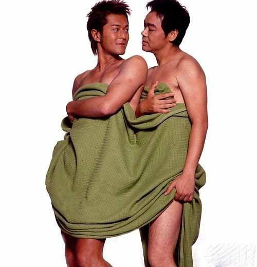 Cặp đôi tạo dáng vô cùng thân mật và tự nhiên cùng duy nhất một chiếc chăn mỏng. Hai nam tài tử thậm chí còn có những khoảnh khắc nhìn vào mắt nhau vô cùng tình tứ.