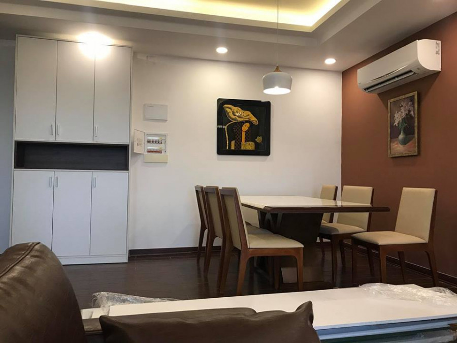 Có lẽ vì chẳng mấy khi nấu ăn nên ngoài chiếc tủ bếp tiện nghi thì Võ Hạ Trâm cũng không có mua thêm thứ gì cả. Tuy nhiên, một chiếc tủ bếp 2 tầng với 2 gam màu đen trắng giúp căn nhà không bị “trơ”. Một góc khác được Võ Hạ Trâm đặt bộ bàn ăn đơn giản. Một chút điểm nhấn nhá trên tường bằng tone màu trầm khiến căn phòng dù thanh lịch nhưng vẫn khá ấm cúng, dễ chịu.