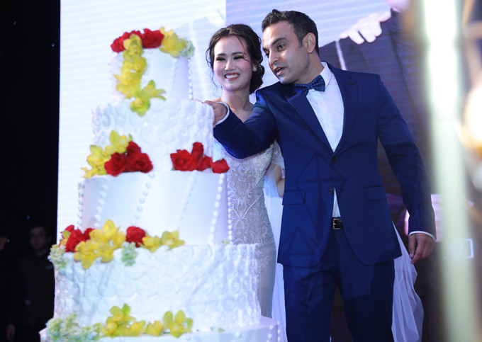 Được biết, chồng của Võ hạ Trâm tên là Vikas Chaudhary. Anh là người gốc Ấn Độ, hiện tại đang sống và làm việc ở TP. HCM. Chồng Võ Hạ Trâm không chỉ là CEO của một công ty chuyên về đá hoa cương hàng đầu Ấn mà còn là đại gia kinh doanh khách sạn, kim cương ở Việt Nam, chắc chắn thuộc dạng ‘tiền tiêu không hết.