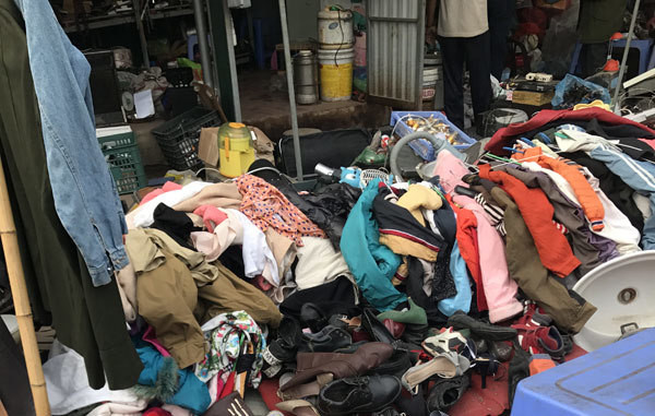 Quần áo cũ, rách hỏng đều bán.
