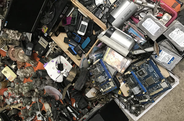 Nhiều đồ điện tử cũ, hỏng.