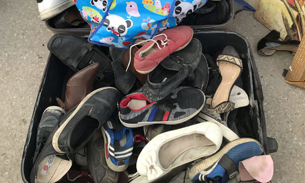 Giày dép cũ bỏ đi cũng bày bán.