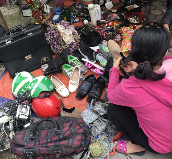 Nhiều đồ cũ được nhiều người quan tâm.