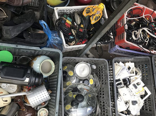 Vung nồi, đồ dùng nhà bếp.