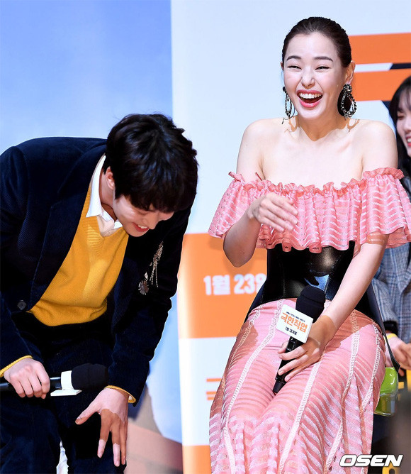 Cô sở hữu chiều cao 1m73 và số đo 3 vòng bốc lửa. Honey Lee cho biết, mình không thuộc chuẩn đẹp mảnh mai hiện nay, đồng thời tin rằng, những đường cong và sự cân đối nhất định mới là yếu tố tạo nên sự gợi cảm của một người phụ nữ.