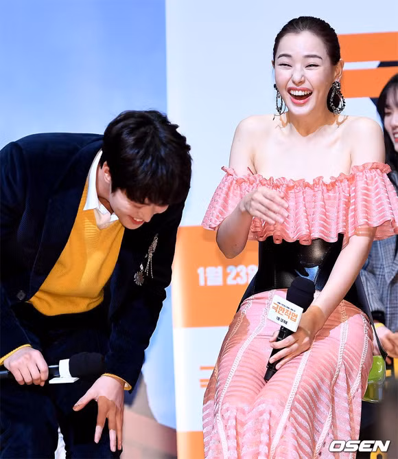 Cô sở hữu chiều cao 1m73 và số đo 3 vòng bốc lửa. Honey Lee cho biết, mình không thuộc chuẩn đẹp mảnh mai hiện nay, đồng thời tin rằng, những đường cong và sự cân đối nhất định mới là yếu tố tạo nên sự gợi cảm của một người phụ nữ.