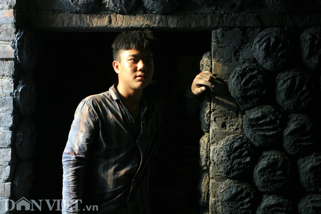 Những người làm gốm ở đây cho biết, nghề làm gốm vất vả, nhưng hiện tại người dân Kim Lan vẫn quyết giữ nghề, 90% người dân ở đây theo nghề gốm.