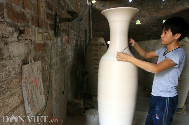 Một trong những kỹ thuật cổ truyền vẫn được người thợ làng gốm Kim Lan áp dụng là sử dụng đèn soi để sấy khô sản phẩm khi thời tiết có độ ẩm cao.